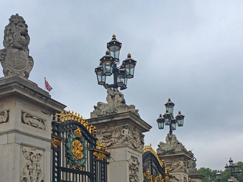 gas lamp Buckingham Palace London