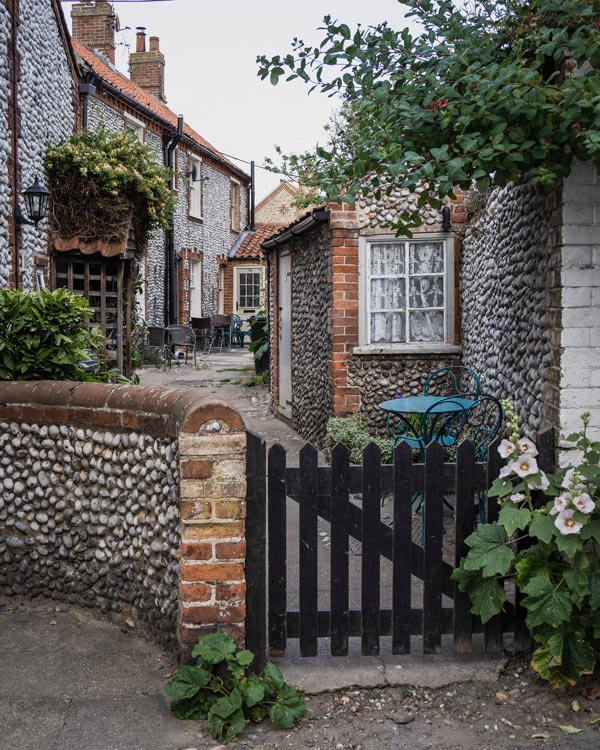 blakeney_village_yard